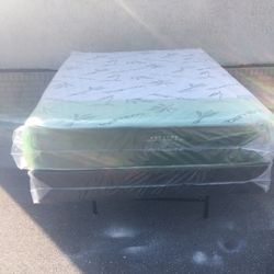 Brand New Queen Size Plush Mattress And Box Spring In Plastics 