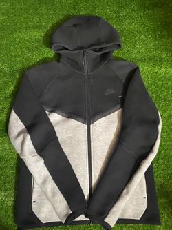 Black and grey Nike tech