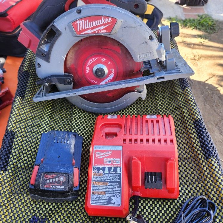 Milwaukee
M18 FUEL 18V Lithium-Ion Brushless Cordless 7-1/4 in. Circular Saw Charger And Batery