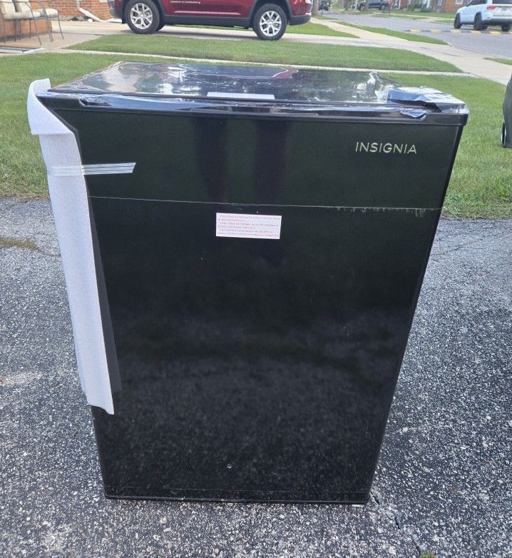 Insignia 2.6 Cu. Ft. Compact Refrigerator, Black
