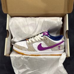 Woman’s Nike Dunks 7