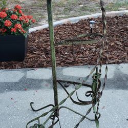 VINTAGE WROUGHT IRON PLANT STAND