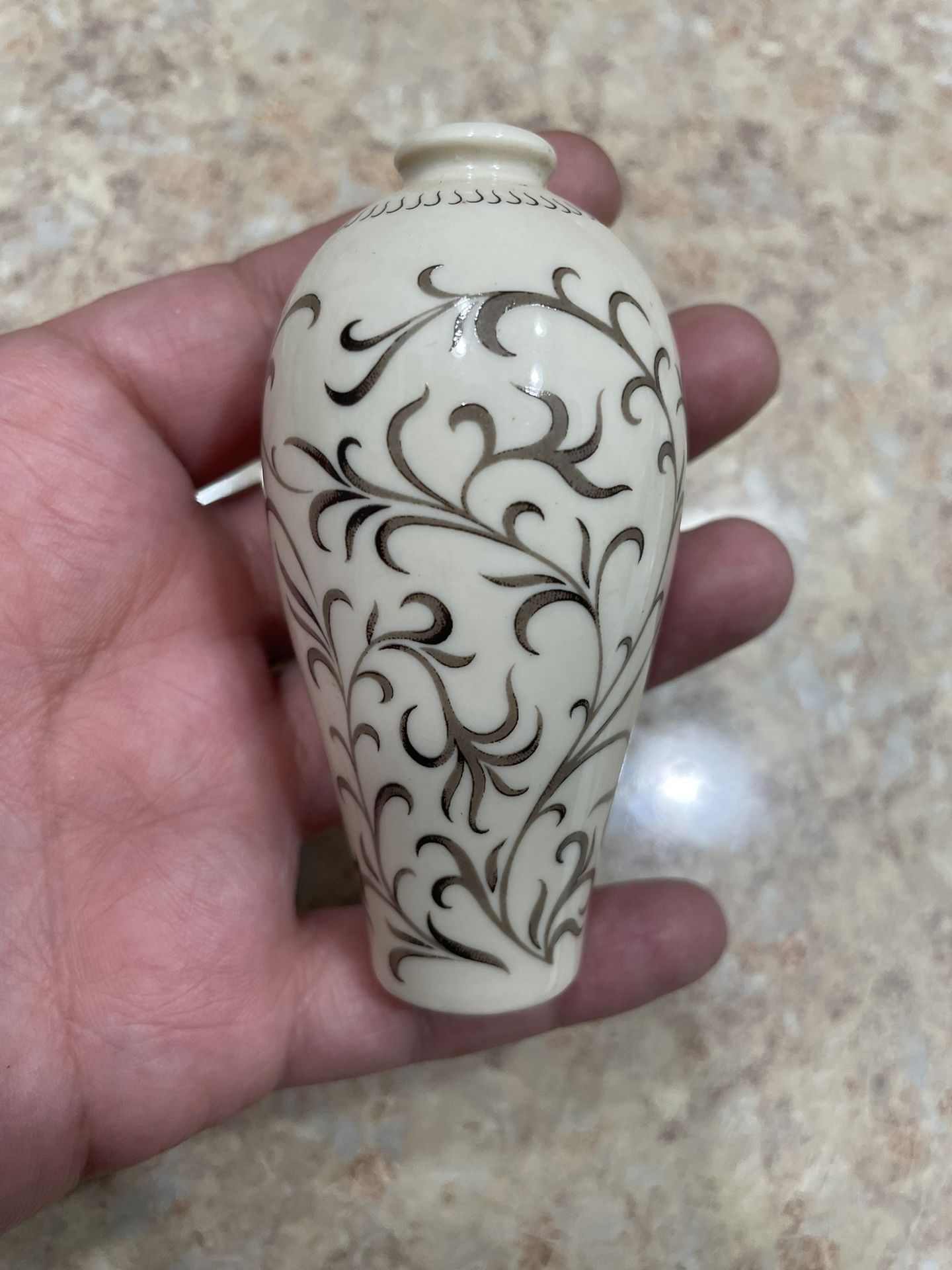 Franklin Mint Treasures Imperial Dynasties Porcelain 3" Vase- 5$