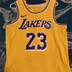 Lebron  James Jersey Sz medium 