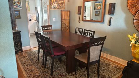 Extendable dining table