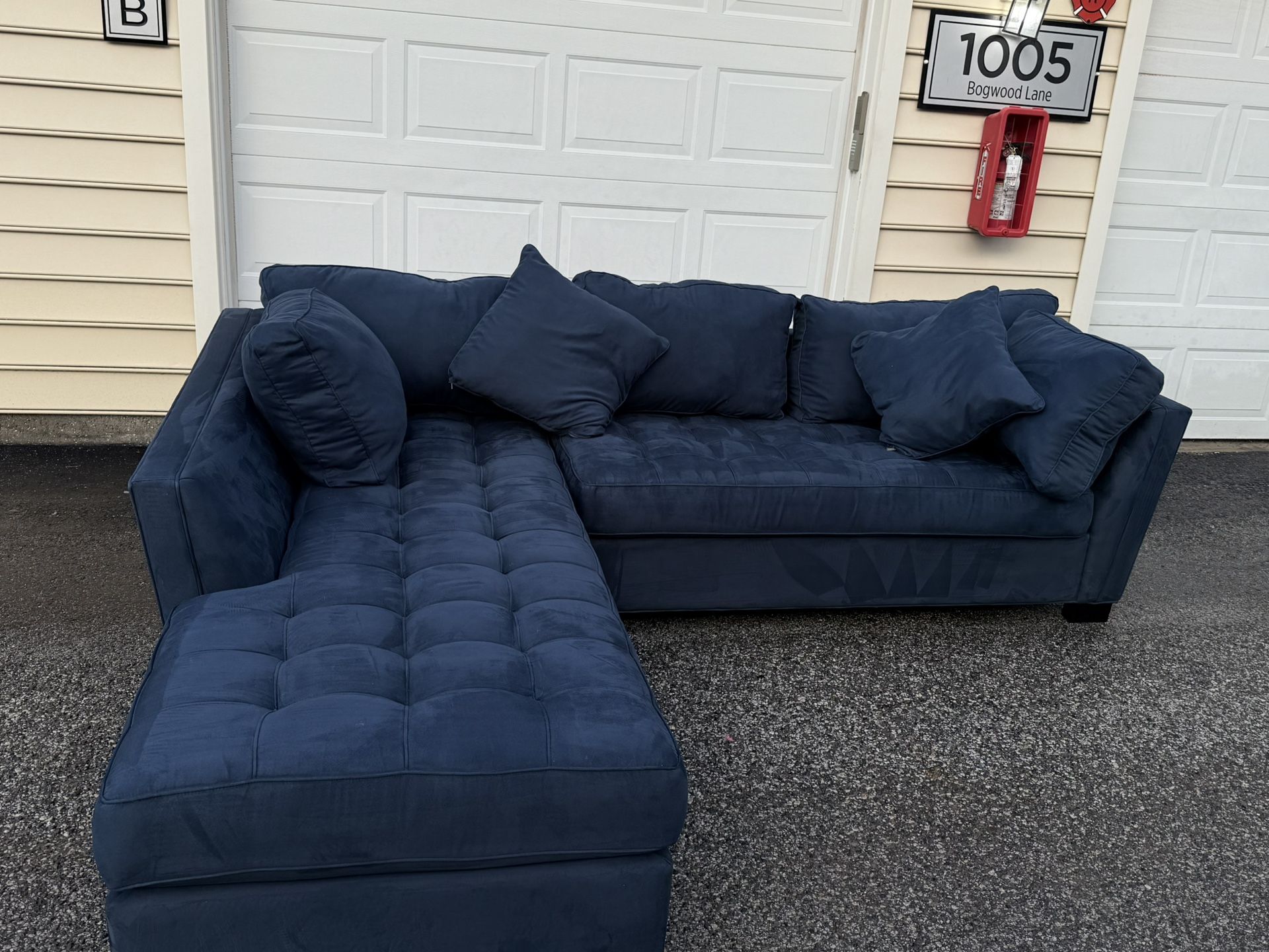 Cindy Crawford navy blue tufted sectional sofa – Deep cleaned & delivery available