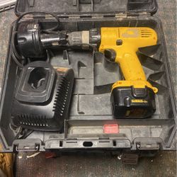DeWalt DW928 3/8" Cordless Drill/Driver, Charger,  And Case
