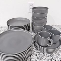 William Sonoma dinner plate set