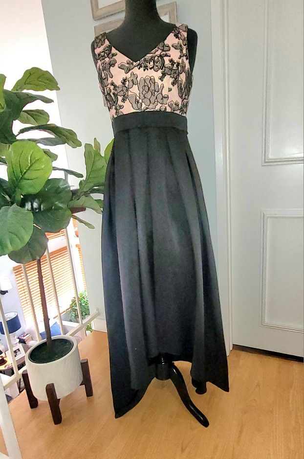 Gown with Lace Floor Length/Vestido largo hasta el suelo con encaje