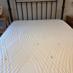Like New Queen Size Beautyrest Black Luxury Mattress 