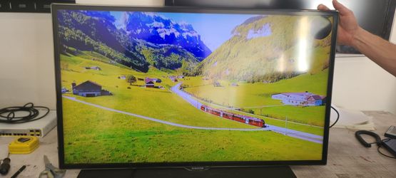 40" Samsung Television With Pixel Damage *see Photo*