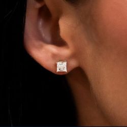 5mm Princess Cut Diamond Stud Earrings in Yellow Gold (GLD)