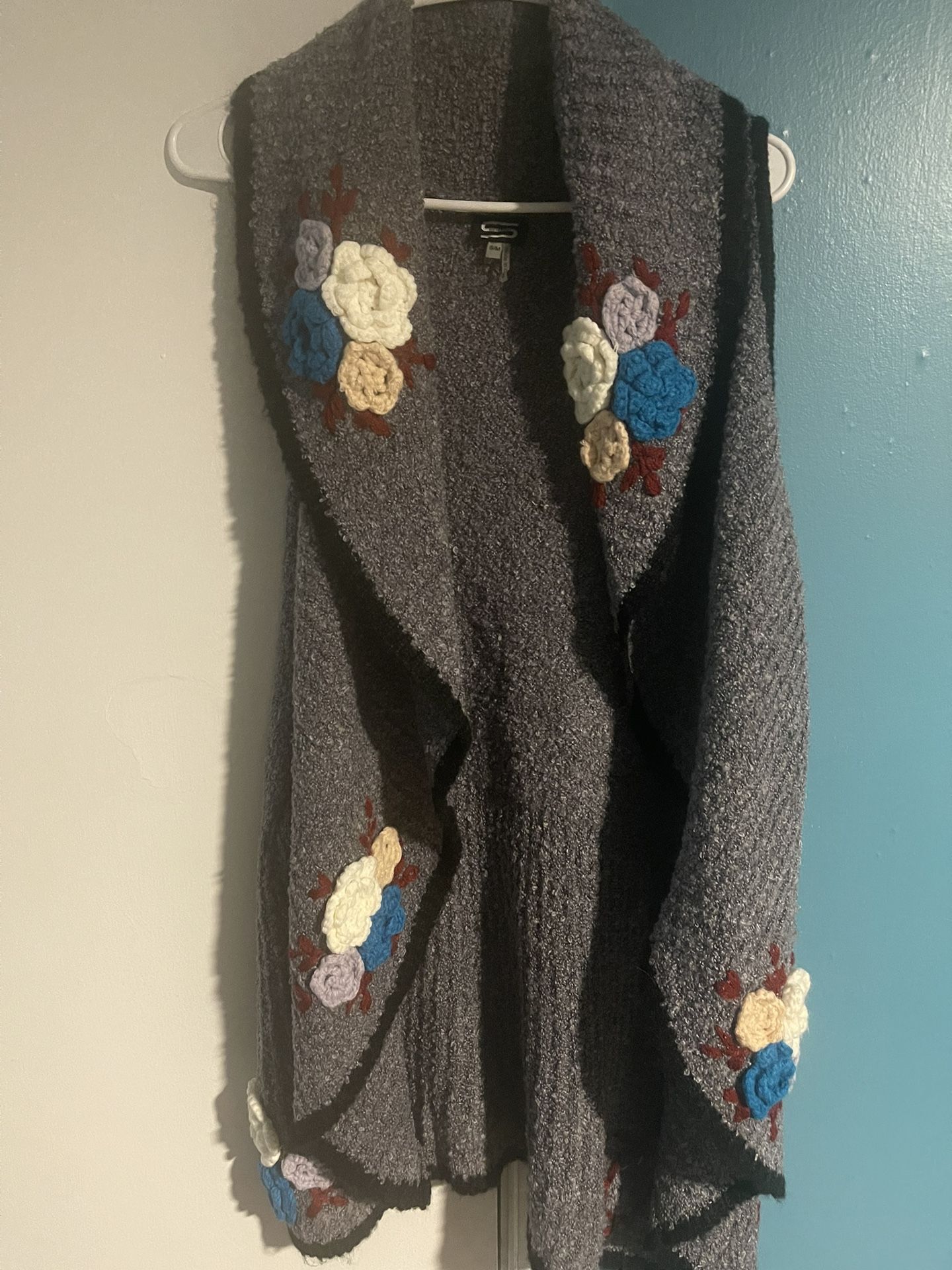 Gray High-low Sweater Vest With Flower Detail