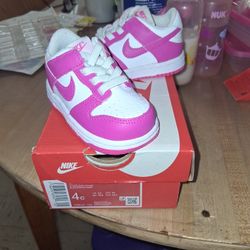 Toddler Girl Nike Dunk Low (Size 4c)  White/Fuchsia