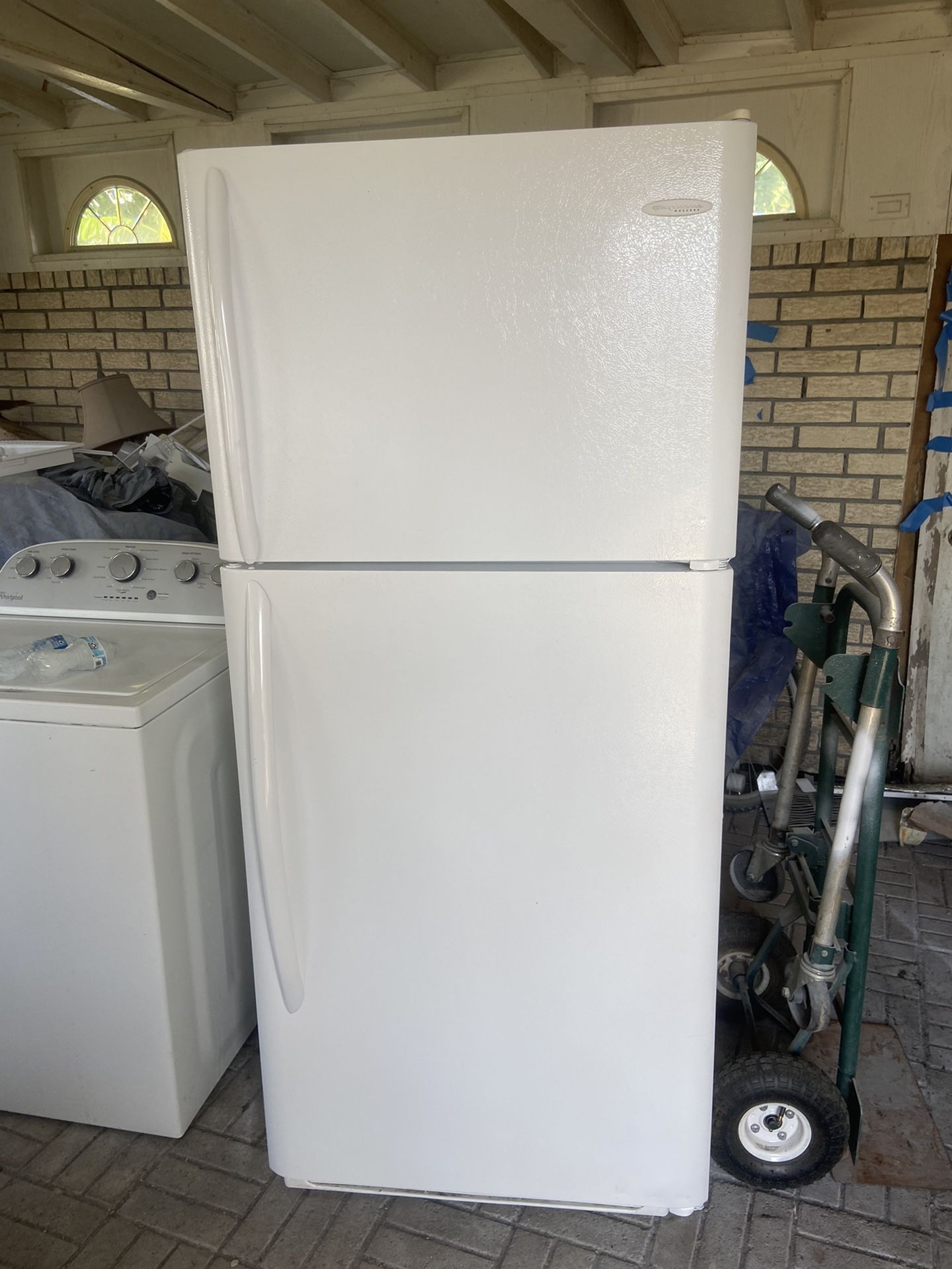 WHITE  FRIDGIDAIRE GALLERY FRIDGE. RUNS LIKE BRAND NEW, 21 CU. FT. NOTHING MISSING. NO ISSUES WITH IT. HAS ALL  GREAT RUBBER DOOR SEALS. BEEN CLEANED 
