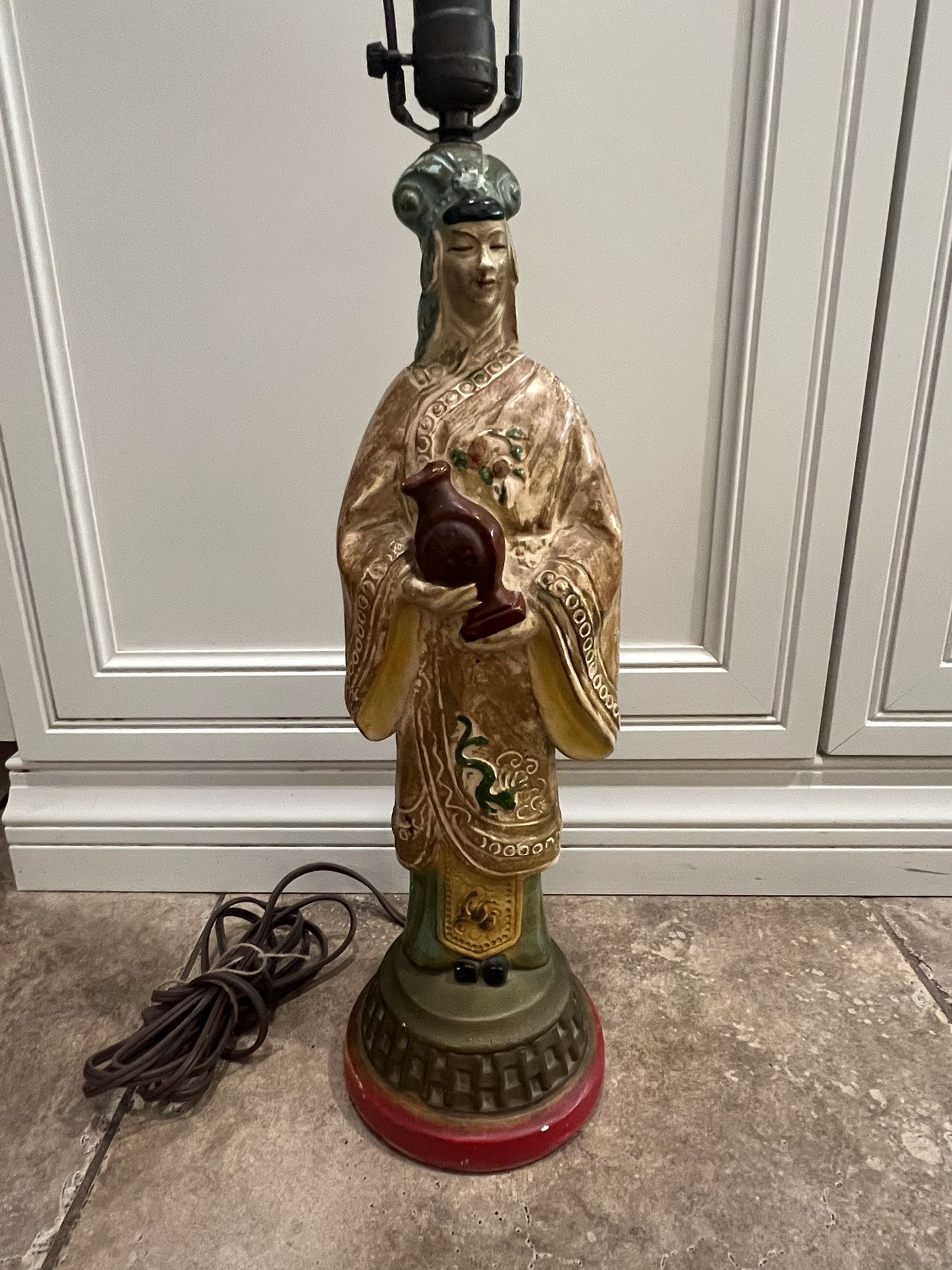 Vintage Columbia Statuary Asian Chalk ware Lamp