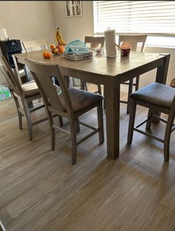 Dinning table $400