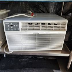 AC Unit With 220 Plug In