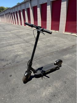 E scooter MAX SPEED 21 MPH. 50 MI range