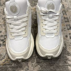 Women's Size 41 Tennis Shoe 