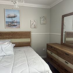 Queen Bed & Dresser w Mirror