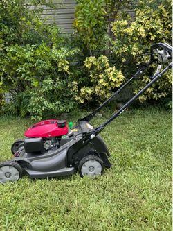 SELF PROPELLED LAWNMOWER HONDA HRX-217 /200cc TWIN BLADE . XENOY DECK NEVER GER RUST, DENT or CORRODE ,  . ALLOW YOU MAKE YOUR OWN SPEED. JUST RECENTL