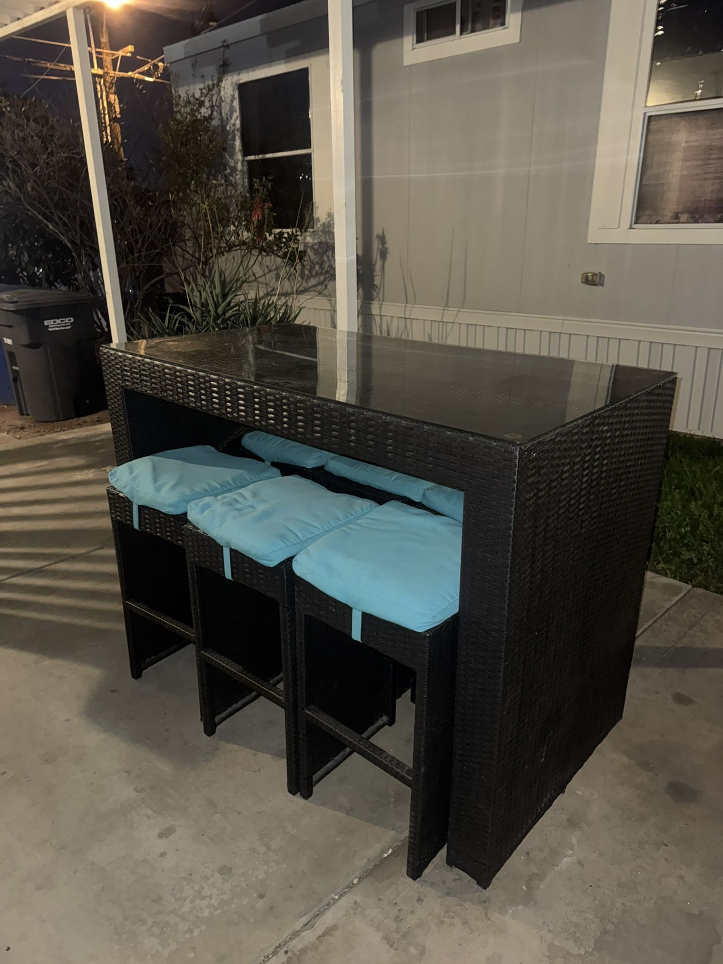 Outdoor Dinning Table with trash
