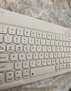Color white. Wireless keyboard and excellent condition. It’s also good for connecting to an iPad  ￼