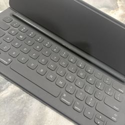 Pre-Owned Used Apple Smart Keyboard for 12.9-inch iPad Pro 2nd Generation / 1st Generation - Gray (MJYR2LL/A)