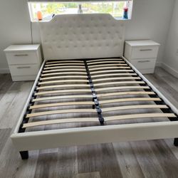 Queen Bed With Nightstands  // Cama Queen Con Mesas De Noche 