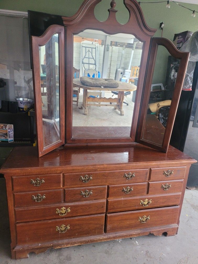 Thomasville Dresser for Sale in Compton, CA OfferUp