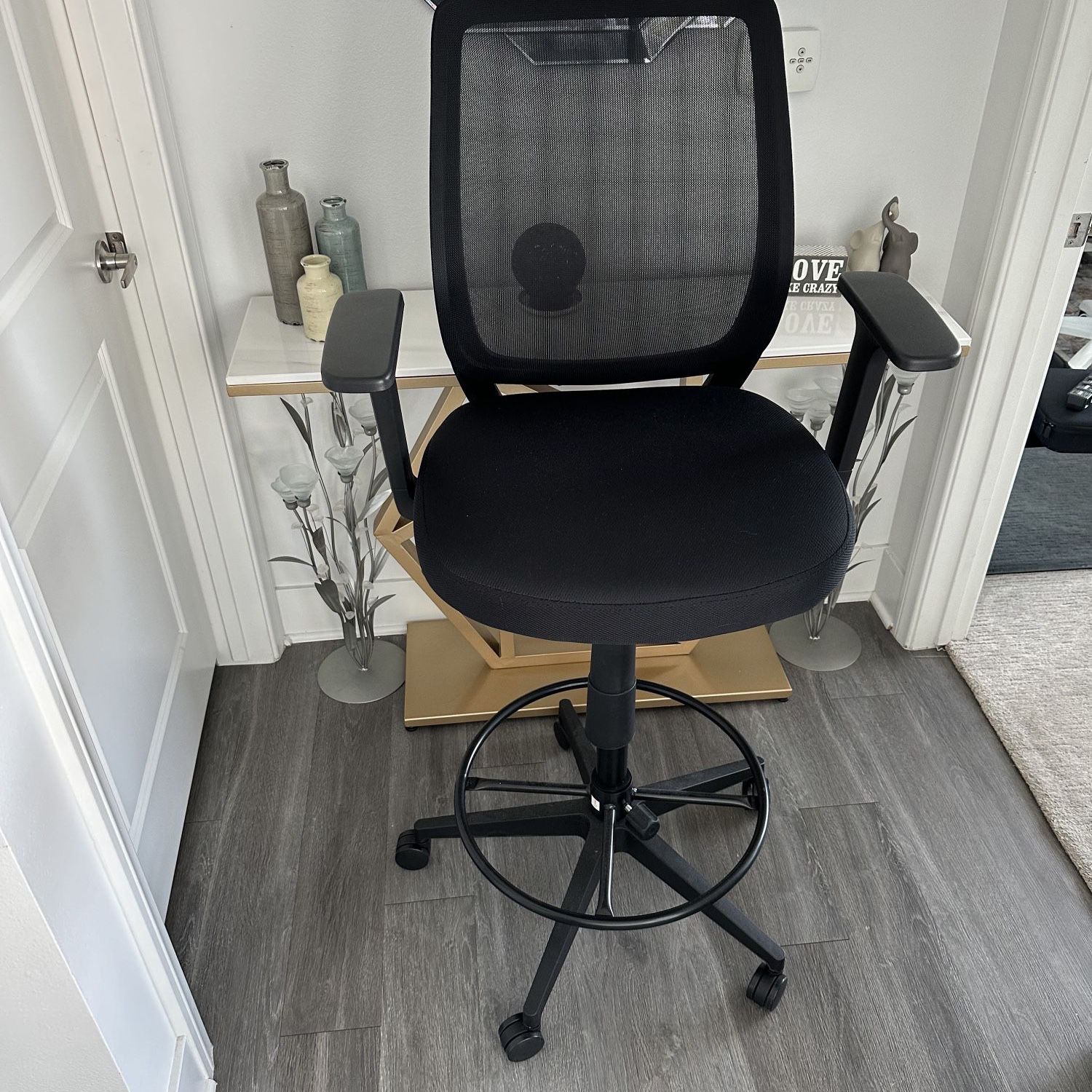 LIKE NEW Black Adjustable Leaning Office Chair With Armrests 