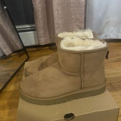 UGG Classic Mini Boot ll Size 9 Women’s