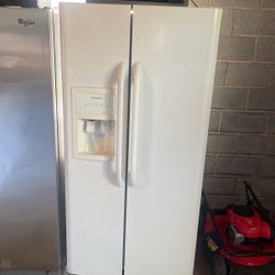 Frigidaire side-by-side icemaker excellent condition