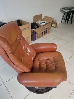 CHAIR SUPER COMFORTABLE RECLINER / Rotating chair ASAP. MOVING SALE!