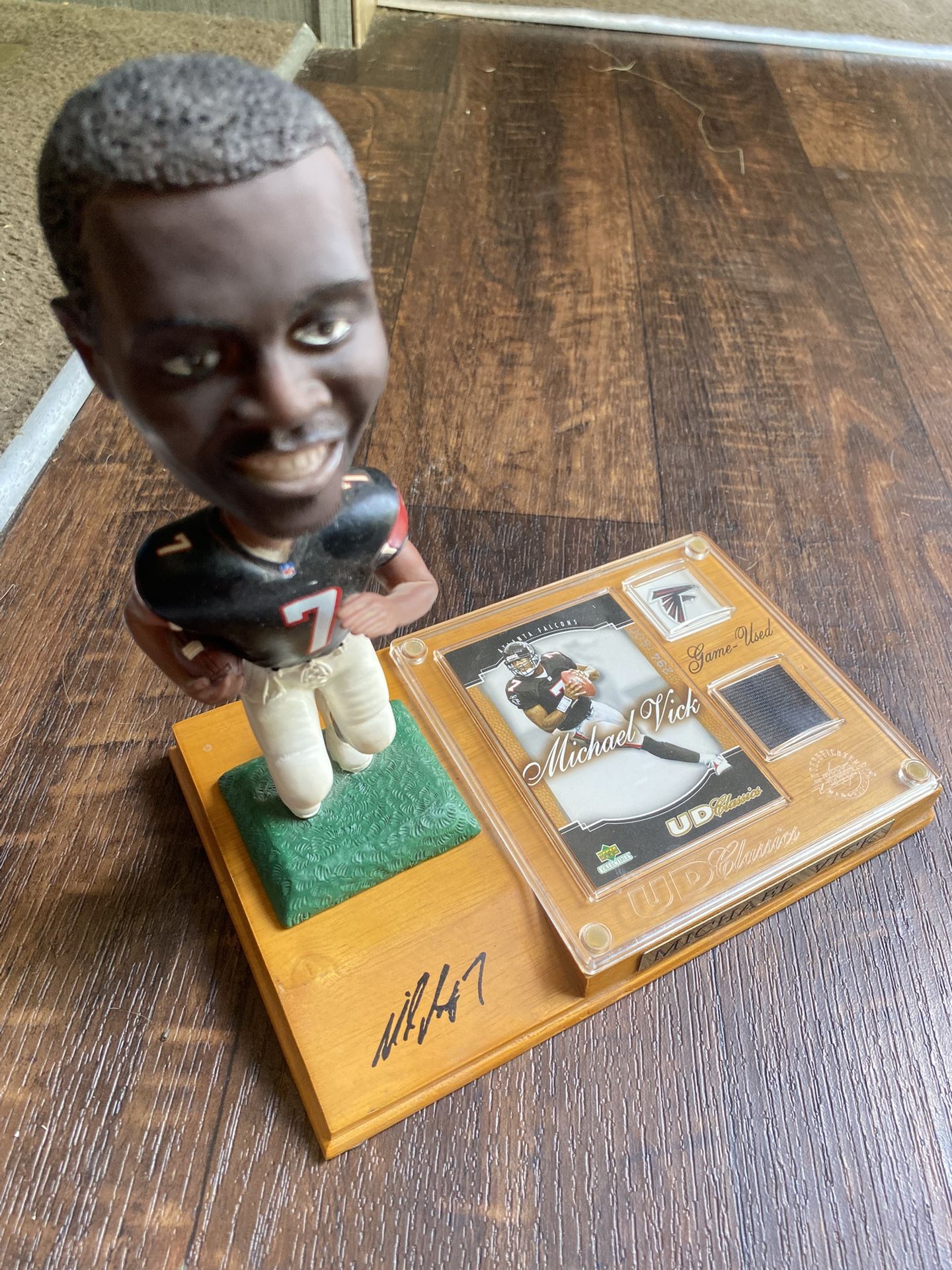 Michael Vick Upper Deck Game Used Jersey Card Bobblehead