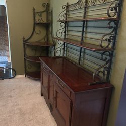 Hutch With Bakers Rack And Matching Coner Piece 