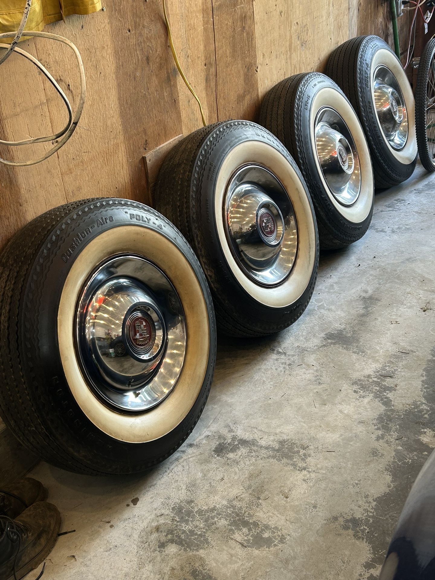 Cadillac Sombrero Wheel Set Wide White Tires