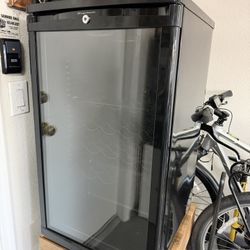 Frigidaire Wine/ Drink Frigates