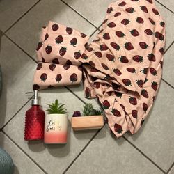 Cute Bathroom Set Comes To Two shower curtains