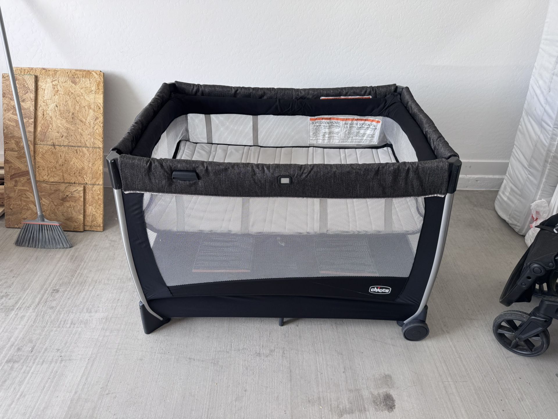 Chicco Pack And Play With Bassinet And Changing Table 