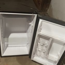 Magic Chef Mini Fridge 