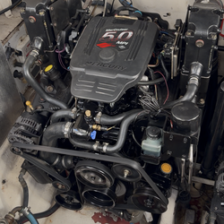 2007 Motores Mercruiser en Exelentes Condiciones estan en el Bote listos para Chequearlos se vende todo junto o separado Acepto Ofertas No Ridiculas