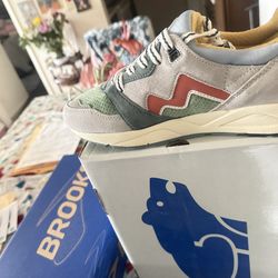 Karhu sneakers size 7.5  unisex 100$