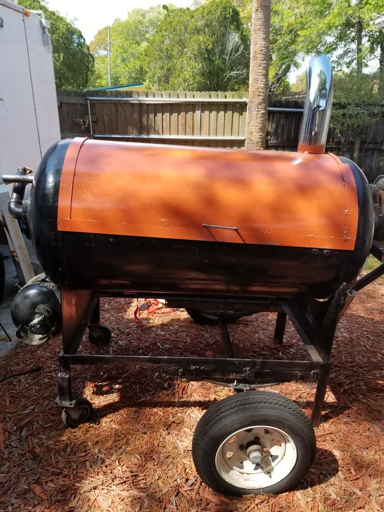 Motorized BBQ/smoker grill