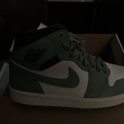 4 Wmns Air Jordan 1 Mid 'Jade Smoke'