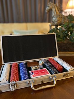 POKER CHIPS WITH METAL CASE, PLUS DICE CUP, DICE AND DECK OF CARDS