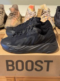 Yeezy 700 MNVN “triple black” 10.5