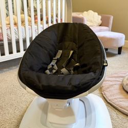 4moms mamaRoo  B&W 