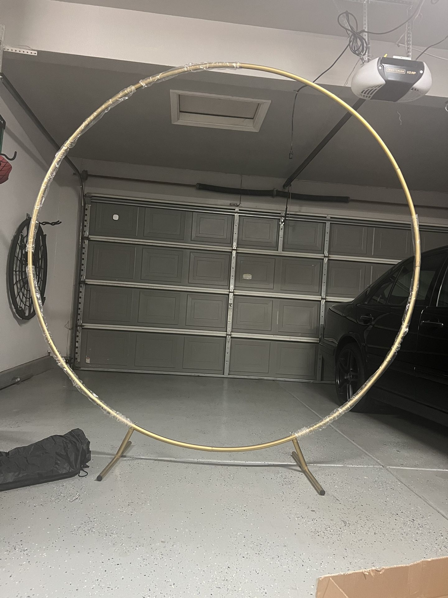 Brandnew Round Backdrop Gold